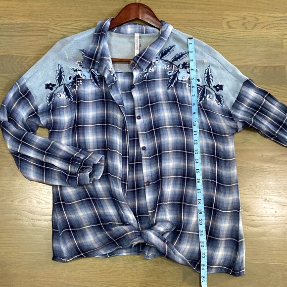 🎄JUST REDUCED🎄Monoreno Ladies Embroidered Button Down Long Sleeve Shirt - Picture 8 of 9